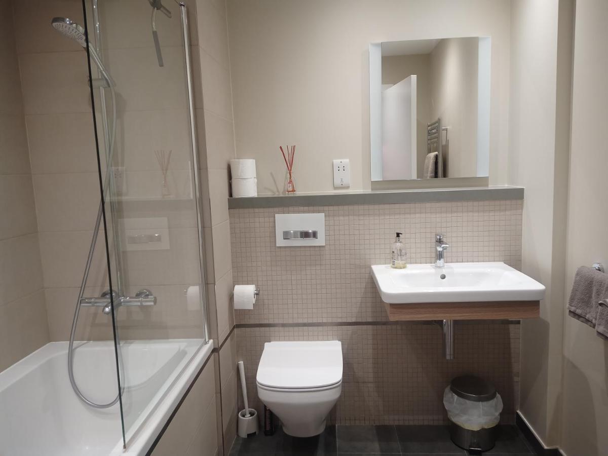Kings Wharf Quay29 - Large Studio Apartment With 3 Pools - Gym - Rock Views - Holiday And Short Let Apartments In Gibraltar Bagian luar foto